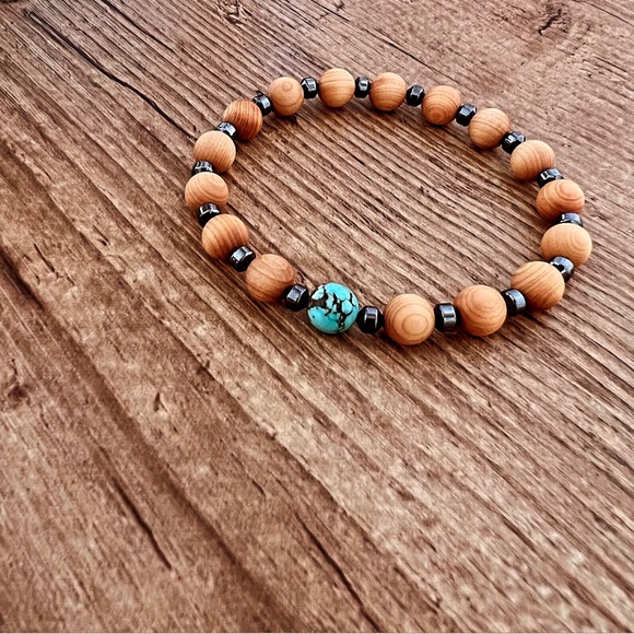 EQUINOX Bracelet feat. 8mm Cedar Wood beads &  turquoise stone - Picture 4 of 4